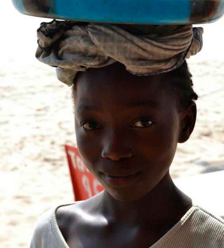 Идентификация отпечатка пальца позволяет работникам чая в Сьерра-Леоне иметь банковские счета